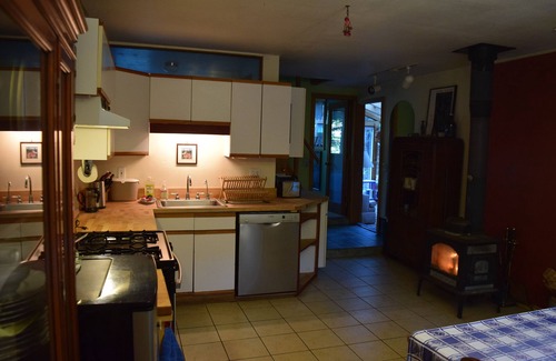 Mosier Cabina | Aislado, Cabina pacífica en 24 acres, arroyo, cerca de (Mosier) - Pet Friendly!
