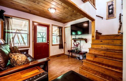 Helen Casa | Secluded Pet Friendly Wooden Cabin with Sauna, Hot-tub and Pool Table in Cleveland, Georgia