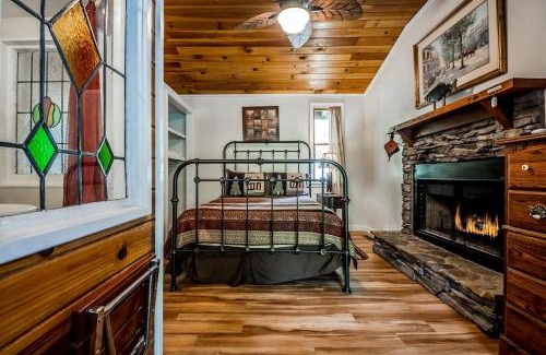 Helen Casa | Secluded Pet Friendly Wooden Cabin with Sauna, Hot-tub and Pool Table in Cleveland, Georgia