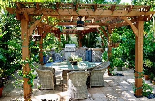 Poiciana Park II Casa | Secluded. Private 3 Bedroom + Enclosed Den. Large Tropical Yard + OutdoorKitchen