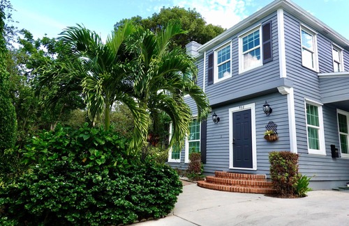 Poiciana Park II Casa | Secluded. Private 3 Bedroom + Enclosed Den. Large Tropical Yard + OutdoorKitchen