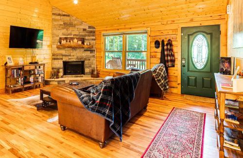 Hendersonville Casa | Secluded, Private! Forested Hendersonville Retreat