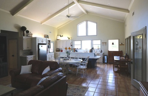 Elmo Casa | Casa aislada del rancho con estanque privado de 4 acres