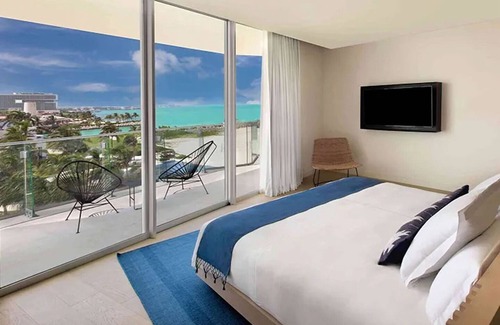 Centro de Cancún Hotel | Secluded Retreat | Enjoy Breakfast at Your Balcony | Room w/ Scenic View