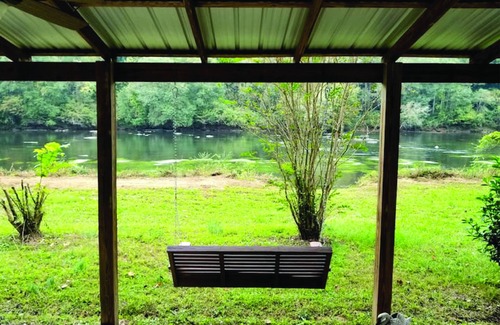 Newell Cabina | Secluded Riverfront Cabin Oasis