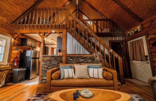 Rockbridge Cabina | Secluded Creekside Getaway/Private/Heart of Hocking Hills/Hot Tub/FirePit