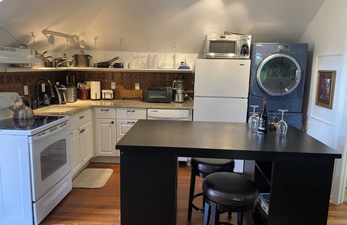 Central Hyde Park Apartamento | Secluded Romantic Carriage House - pets welcome!