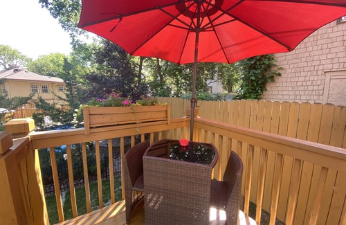 Central Hyde Park Apartamento | Secluded Romantic Carriage House - pets welcome!