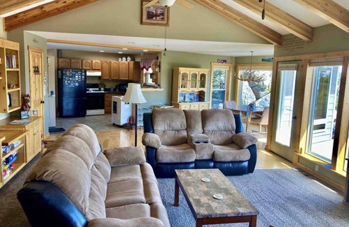 Whitehall Casa | Secluded-Romantic-Hot Tub-Mountain Top Retreat-Solar Grid-Tie