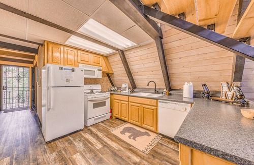 Ruidoso Cabina | ¡NUEVO! ¡Cabina aislada de Ruidoso con bañera de hidromasaje y chimenea!