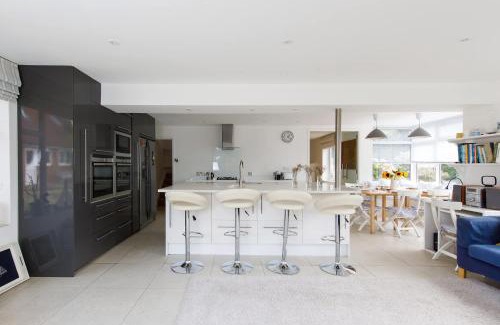 Birdham Casa | Secluded rural retreat close to beach - sleeps 12