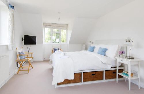 Birdham Casa | Secluded rural retreat close to beach - sleeps 12