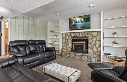 Linn Creek Casa | Secluded Rustic 6BR Lake House | Boat Slips
