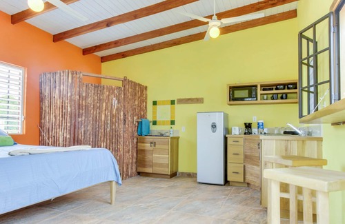 Dangriga Cabina | Cabaña aislada junto al mar con acceso a la playa, un porche y hamaca.