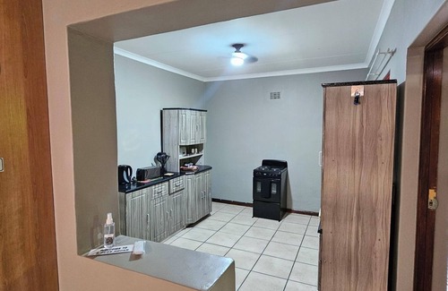 Oudtshoorn Cabaña | Secluded Self Gatering Garden Cottage with own private entrance and yard