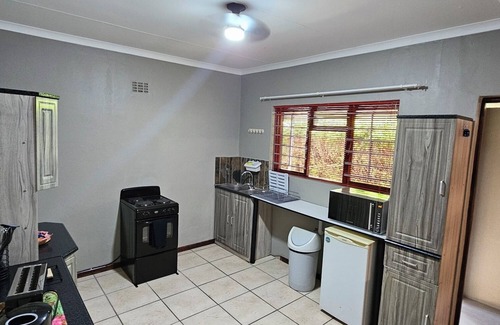 Oudtshoorn Cabaña | Secluded Self Gatering Garden Cottage with own private entrance and yard