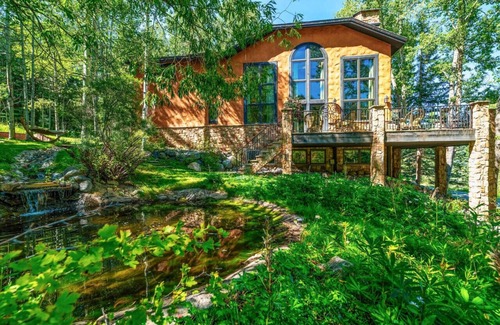 Avon Casa | Secluded Single Family Home In BC, Views, Hot Tub