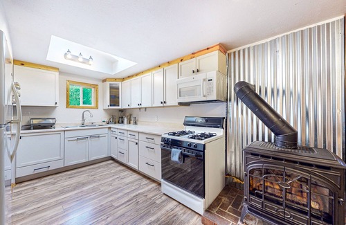 Bellingham Casa | Secluded, single-level getaway with a large yard, gas fireplace, & washer/dryer