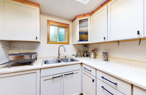 Bellingham Casa | Secluded, single-level getaway with a large yard, gas fireplace, & washer/dryer