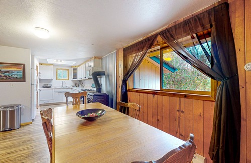 Bellingham Casa | Secluded, single-level getaway with a large yard, gas fireplace, & washer/dryer