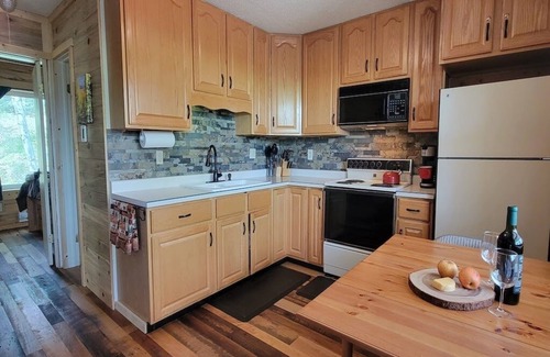 Michigan Hill Cabina | Secluded South Park Cabin - Amazing deck & views!