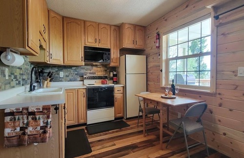 Michigan Hill Cabina | Secluded South Park Cabin - Amazing deck & views!