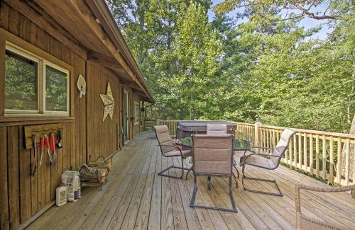 Hood Casa | Secluded Stanardsville Cabin with 10 Acres and Hot Tub