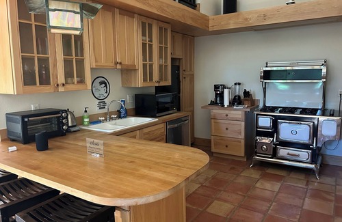 Iowa City Apartamento | Secluded studio getaway- only 4 miles from Downtown Iowa City
