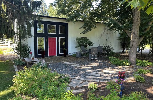 Iowa City Apartamento | Secluded studio getaway- only 4 miles from Downtown Iowa City