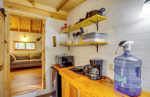 Tallassee Apartamento | Secluded Tallassee Cabin w/ Fire Pit & Porch!