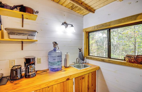 Tallassee Apartamento | Secluded Tallassee Cabin w/ Fire Pit & Porch!