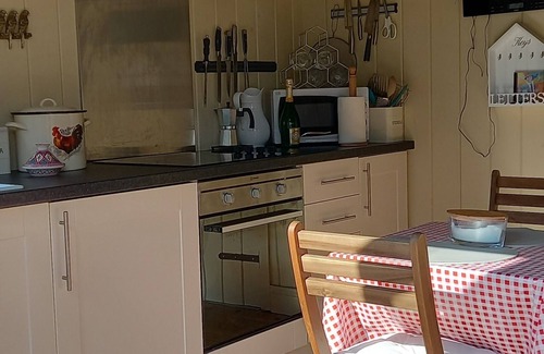 Stockton-on-Tees Cabina | Secluded timber cabin with private garden and wood fired hot tub.