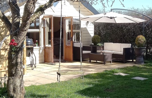 Stockton-on-Tees Cabina | Secluded timber cabin with private garden and wood fired hot tub.
