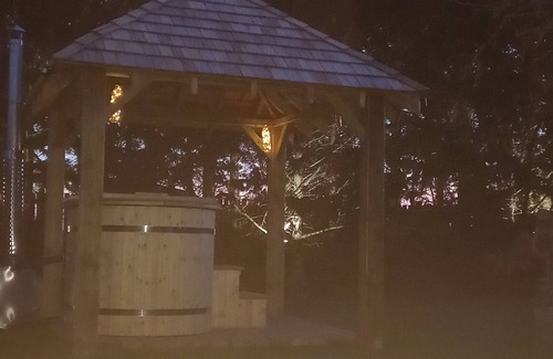 Stockton-on-Tees Cabina | Secluded timber cabin with private garden and wood fired hot tub.