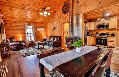 Denton Cabina | Secluded Two Bedroom Cabin w/ Hot Tub Dog Friendly