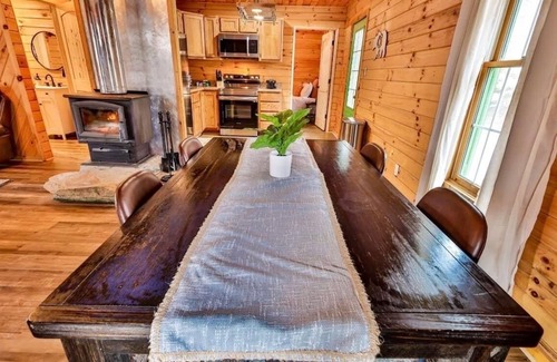 Denton Cabina | Secluded Two Bedroom Cabin w/ Hot Tub Dog Friendly