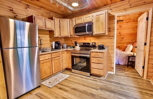 Denton Cabina | Secluded Two Bedroom Cabin w/ Hot Tub Dog Friendly