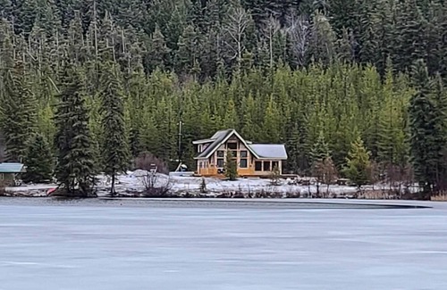 Okanagan-Similkameen Cabina | Secluded waterfront cabin on fishing lake!