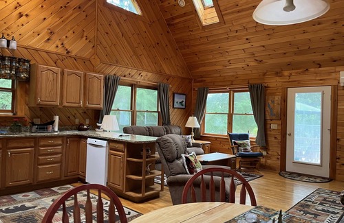 Norway Cabina | Secluded Waterfront Cabin on North Pond. 30 Minutes to Skiing.