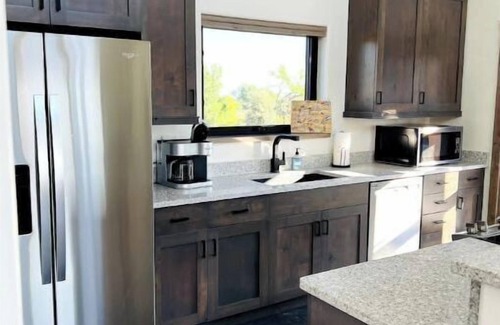 Montrose County Casa | Secluded Winiarski Cabin on Vineyard with Hot Tub
