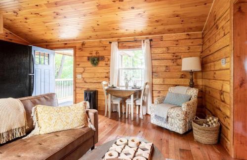 Carbon Hill Casa | Secluded Wooded Cabin Near The Hocking Hills