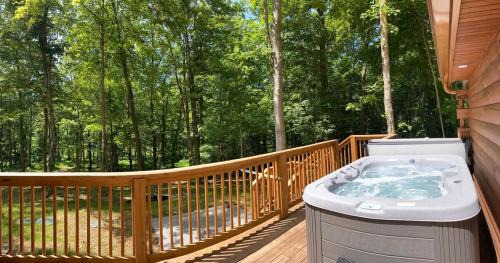 Carbon Hill Casa | Secluded Wooded Cabin Near The Hocking Hills