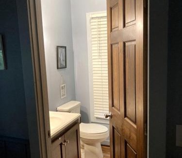 Elkin Casa | Secluded Woodland Cabin Rental with Hot Tub in Yadkin Valley Wine Region