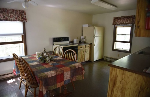 Rhinelander Cabina | Aislamiento, agua y arena esperan a su familia.