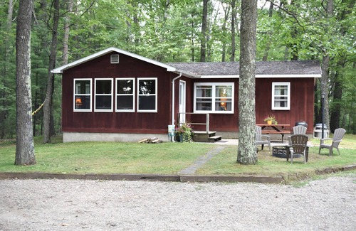 Rhinelander Cabina | Aislamiento, agua y arena esperan a su familia.