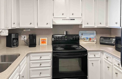 Atlantic Beach Condominio | Second-Floor Condo in Oceanfront Location w/Shared Pool, Free WiFi, Water Views