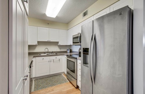 Folly Beach Villa | Condominio en el segundo piso con vista al río y acceso a una piscina comunitaria