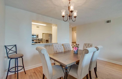 Folly Beach Villa | Condominio en el segundo piso con vista al río y acceso a una piscina comunitaria