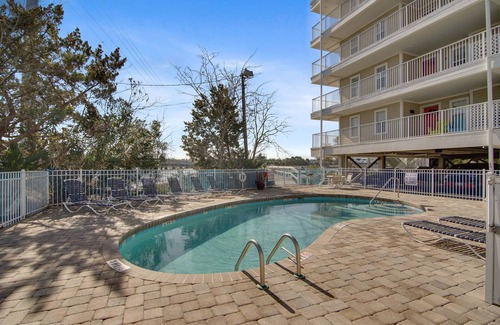 Folly Beach Villa | Condominio en el segundo piso con vista al río y acceso a una piscina comunitaria