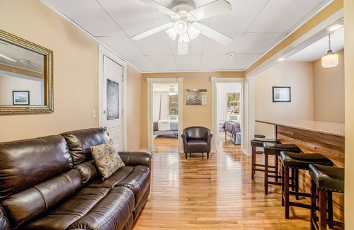 Hammondsport Condominio | Second floor condo near Keuka Lake with city view, partial AC, and fast WiFi